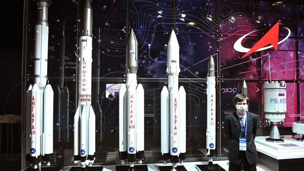 Стенд госкорпорации Роскосмос на выставке  Международного авиационно-космического салона МАКС-2021 - Sputnik Латвия