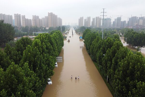 Затопленная после сильного дождя дорога в Чжэнчжоу, провинция Хэнань, Китай - Sputnik Латвия