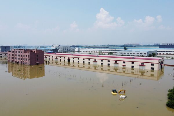 Затопленные промышленные здания после проливного дождя в Синьсяне, провинция Хэнань, Китай - Sputnik Латвия