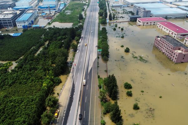 Затопленные промышленные здания у шоссе в Синьсяне, провинция Хэнань, Китай - Sputnik Латвия
