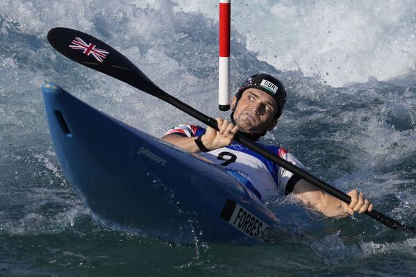 Британец Брэдли Форбс-Крайанс усиленно гребет во время заплыва К1 в гребном слаломе на летних Олимпийских играх. - Sputnik Латвия