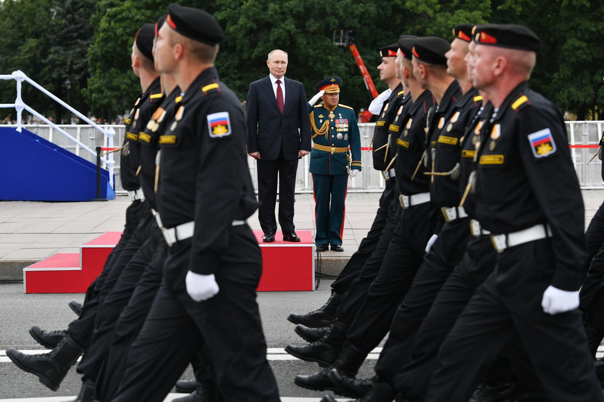 Президент РФ В. Путин принял участие в Главном военно-морском параде - Sputnik Латвия, 1920, 29.07.2021