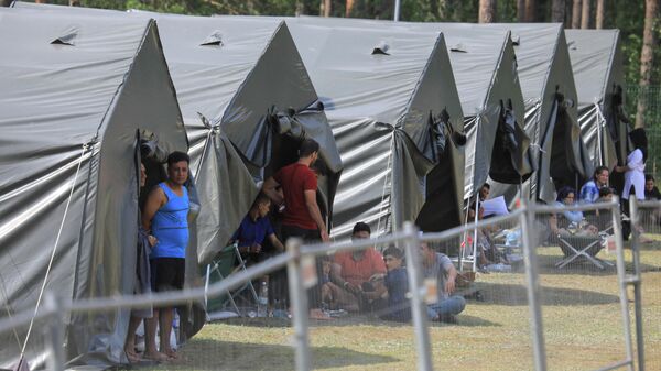 Мигранты у палаток в лагере недалеко от приграничного города Капчяместис в Литве - Sputnik Latvija