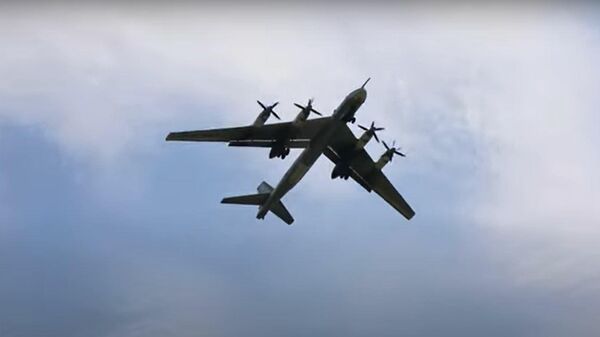 В небе Медведь: впечатляющий полет стратегического ракетоносца Ту-95МС - Sputnik Latvija