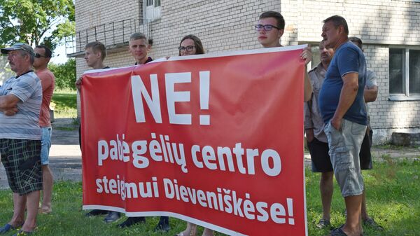 Акция протеста в литовском Девенишкесе против строительства центра для мигрантов - Sputnik Latvija