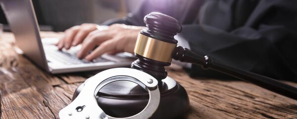 Молоток и наручники на столе у судьи - Sputnik Латвия