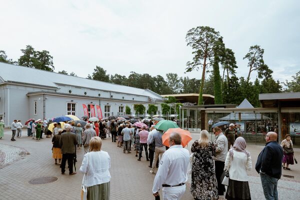 Pie Dzintaru koncertzāles ieejas izveidojās iespaidīga rinda - Sputnik Latvija