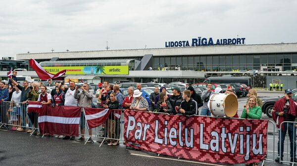 Латвийских баскетболистов встречают в аэропорту Риги - Sputnik Латвия