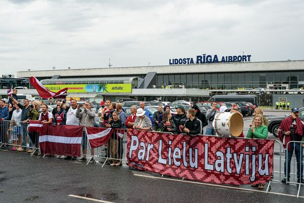 Поклонники ждут чемпионов в аэропорту &quot;Рига&quot;. - Sputnik Латвия