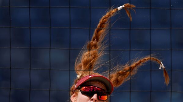 Amerikāņu sportistes Kellijas Klāsas dinamiskā frizūra demonstrē akrobātikas brīnumus pludmales volejbola mačā ar Latviju - Sputnik Latvija