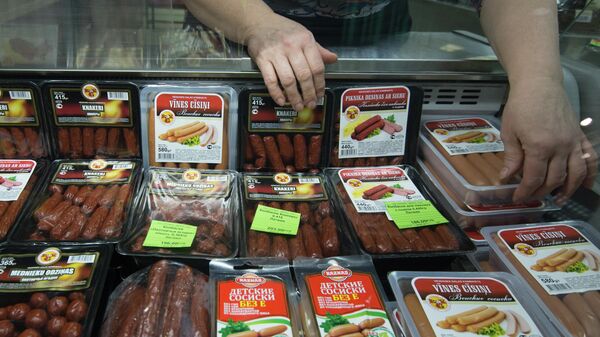 Мясная продукция из Латвии на прилавке в одном из продуктовых магазинов Москвы - Sputnik Латвия