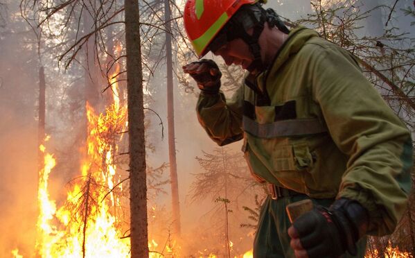 Mežu ugunsgrēka likvidācija Jakutijā - Sputnik Latvija