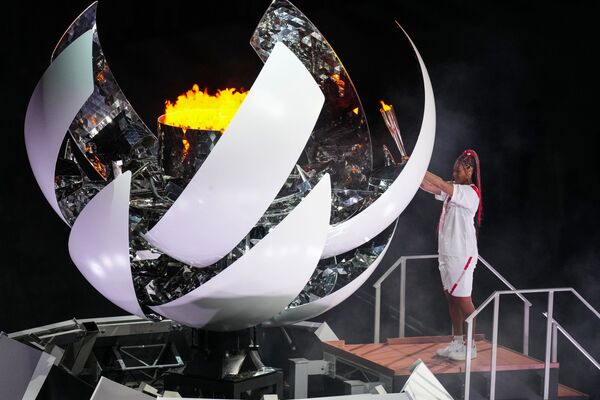 Tenisiste Naomi Osaka aizdedzināja Olimpisko spēļu uguni Tokijā - Sputnik Latvija