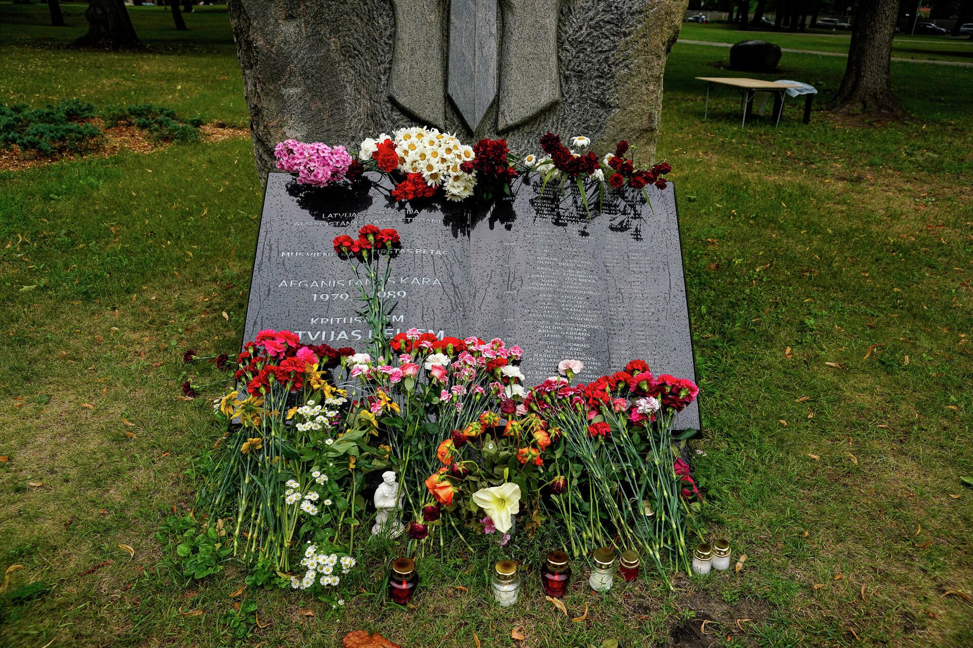 День ВДВ в Риге. Памятник Сынам Латвии, погибшим в афганской войне - Sputnik Латвия, 1920, 03.08.2021