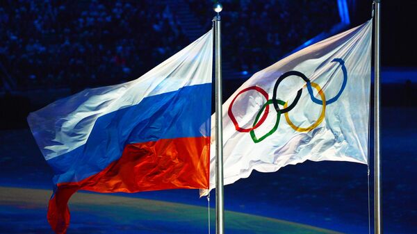 Флаг России и олимпийский флаг - Sputnik Латвия