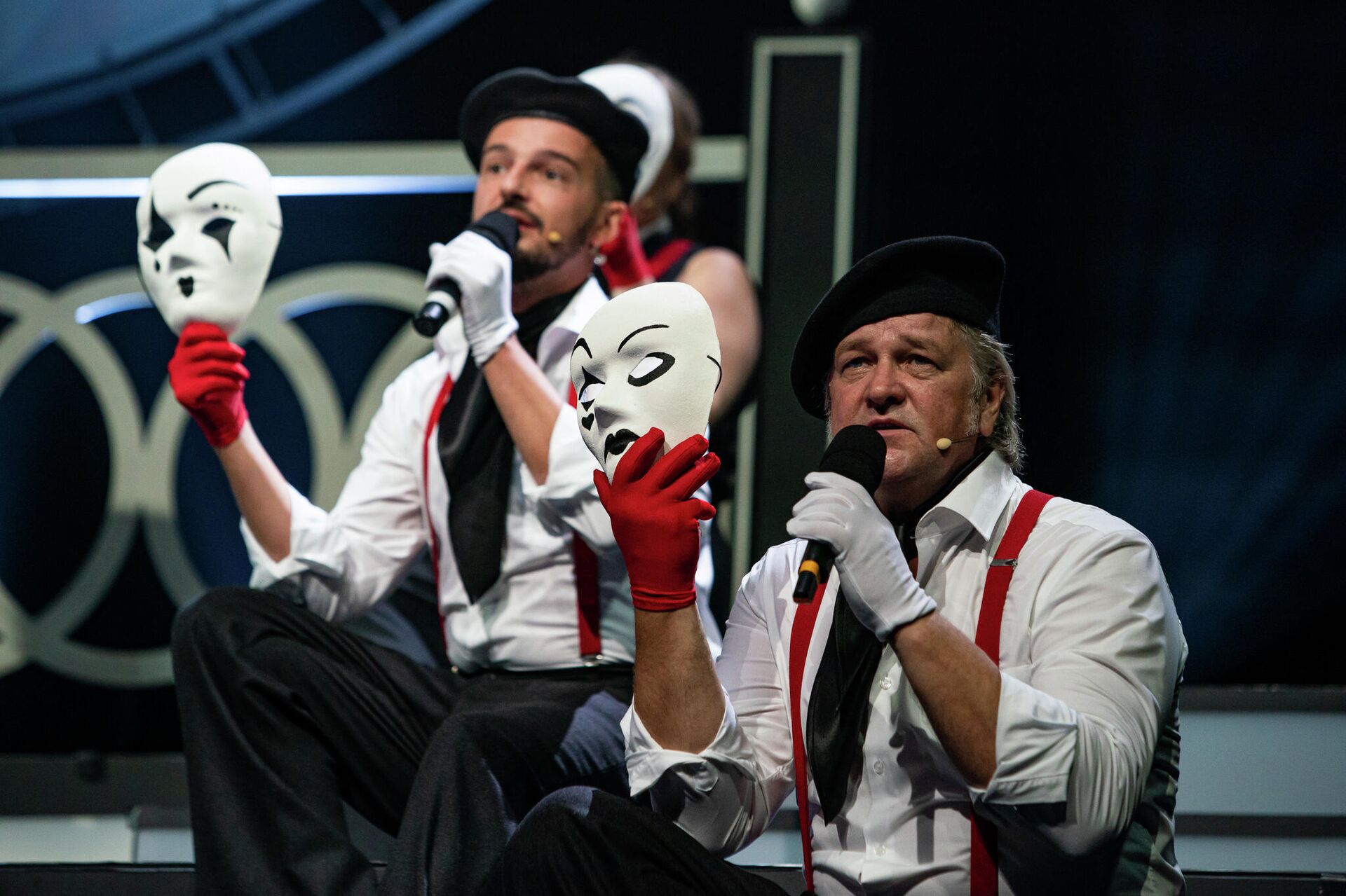 Актеры труппы исполняют песни из спектаклей на музыку маэстро - Sputnik Латвия, 1920, 04.08.2021