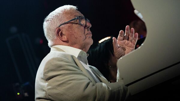 5 августа состоится премьера концерта Раймонд Паулс в Рижском русском театре - Sputnik Латвия