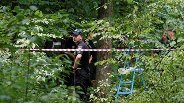 Сотрудники полиции осматривают место, где 3 августа был найден мертвым Виталий Шишов  - Sputnik Latvija