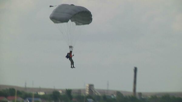 Военнослужащие Десантно-штурмовых войск совершили прыжки с парашютом на воду - Sputnik Latvija