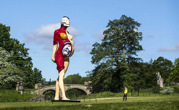 Mākslinieka Demiena Hērsta sesmit metrus augstā skulptūra &quot;The Virgin Mother&quot; Jorkšīrā - Sputnik Latvija