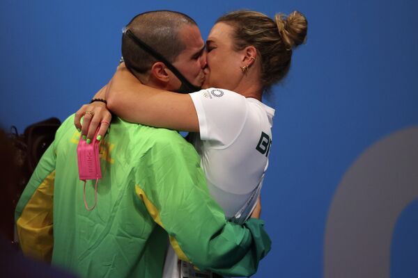 Пловец Бруно Фратус из Бразилии обнимает свою жену и тренера Мишель Ленхардт после завоевания бронзовой медали - Sputnik Латвия