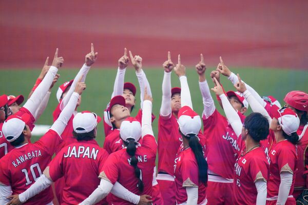 Японские игроки жестикулируют перед игрой в софтбол на летних Олимпийских играх в Токио. - Sputnik Латвия
