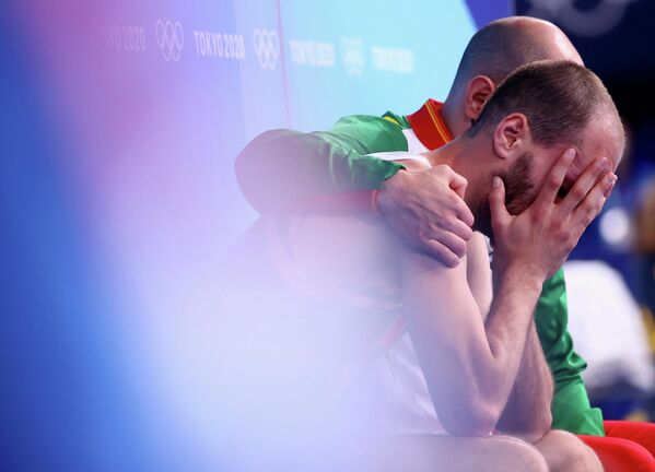 Диого Абреу из Португалии утешает тренер после неудачного выступления. - Sputnik Латвия