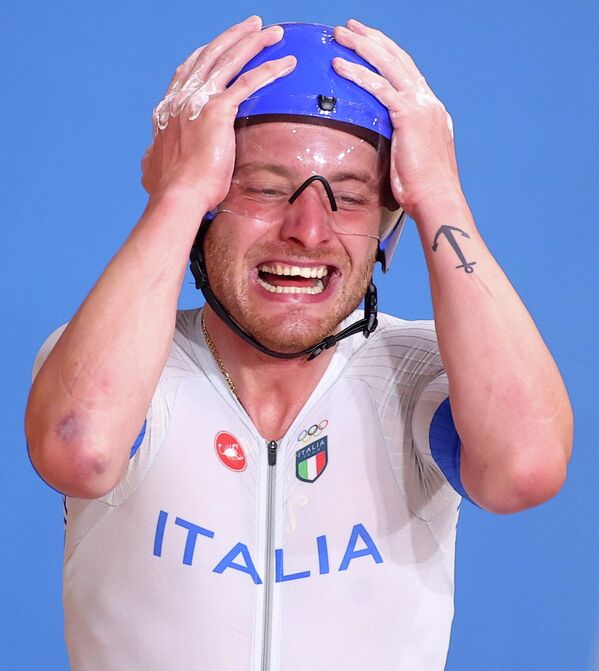 Велогонщик из сборной Италии празднует золотую медаль с мировым рекордом в командной гонке преследования - Sputnik Латвия