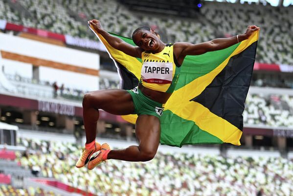 Спортсменка Меган Таппер из Ямайки празднует бронзу в беге с препятствиями на 100 метров - Sputnik Латвия