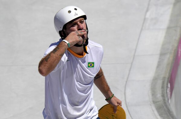 Педро Баррос из Бразилии отправляет воздушный поцелуй во время соревнований по скейтбордингу. - Sputnik Латвия