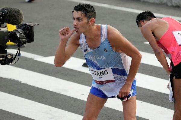 Массимо Стано из Италии жестикулирует перед камерой после того, как выиграл Олимпиаду в спортивной ходьбе на 20 км - Sputnik Латвия