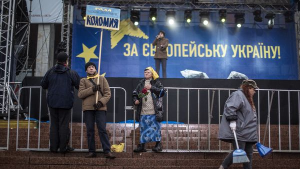 Сторонники евроинтеграции Украины на Европейской площади в Киеве, 2013 год - Sputnik Латвия