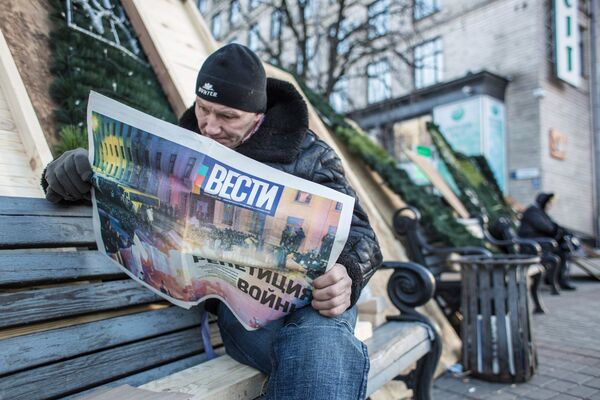 Ukrainas eiroinegrācijas akciju atbalstītājs uz barikādēm Neatkarības laukumā Kijevā - Sputnik Latvija
