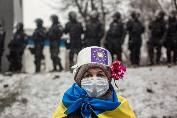 Ukrainas eiroinegrācijas atbalstam organizēto mītiņu dalībniece Gruševska ielā Kijevā - Sputnik Latvija