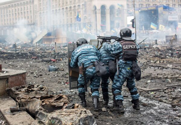 Likumsargājošo iestāžu darbinieki Neatkarības laukumā Kijevā, kur notiek mītiņu dalībnieku un milicijas darbinieku sadursmes - Sputnik Latvija