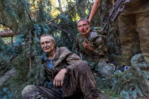 Ievainotie ukraiņu desantnieki, saņemti gūstā cīņā par Šahterskas pilsētu - Sputnik Latvija