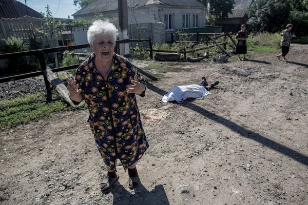 Ukrainas kaujinieku artilērijas apšaudes sekas Slavjanskā. Bojā gājušais 64 gadus vecais gans un viņa raudošā kaimiņiene - Sputnik Latvija