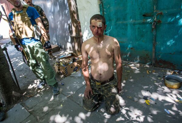 Gūstā saņemts ukraiņu karavīrs Šahterskas pilsētā netālu no Doņeckas - Sputnik Latvija