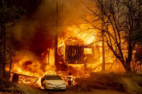 Охваченный пламенем дом в Гринвилле, Калифорния - Sputnik Латвия