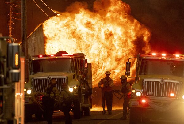 Пожарные работают на пожаре в Гринвилле, Калифорния - Sputnik Латвия