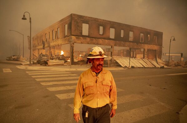 Начальник батальона Серхио Мора наблюдает за пожаром в городе Гринвилл, Калифорния - Sputnik Латвия