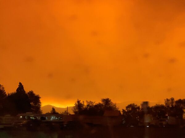 Оранжевое от зарева пожаров небо в округе Лассен, Калифорния, США - Sputnik Латвия