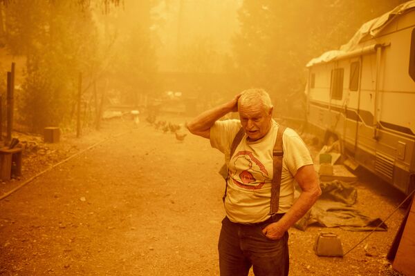 Местный житель во время пожаров в штате Калифорния, США - Sputnik Латвия