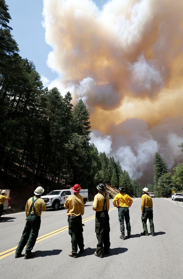 Пожарные наблюдают за клубами дыма от пожаров в штате Калифорния, США  - Sputnik Латвия