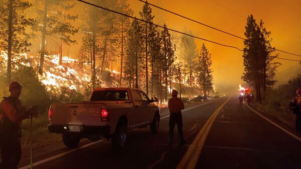 Люди смотрят на огонь пожаров в штате Калифорния, США - Sputnik Латвия