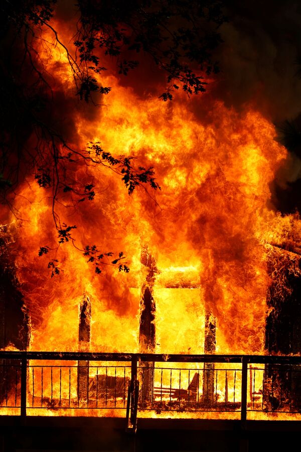 Дом охвачен пламенем во время пожара в Грасс-Вэлли, Калифорния, США - Sputnik Латвия