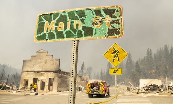 Поврежденный огнем уличный знак в сгоревшем центре города Гринвилл, штат Калифорния - Sputnik Латвия