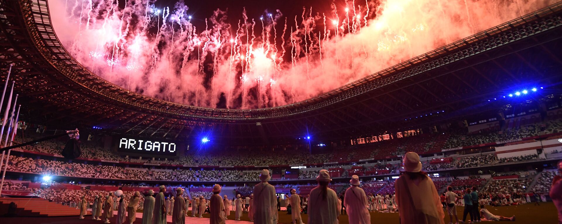 Салют на торжественной церемонии закрытия XXXII летних Олимпийских игр в Токио на Национальном олимпийском стадионе  - Sputnik Латвия, 1920, 08.08.2021