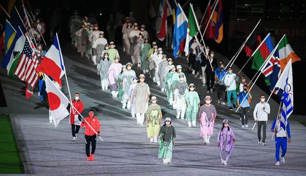 Парад атлетов на торжественной церемонии закрытия XXXII летних Олимпийских игр в Токио. - Sputnik Латвия