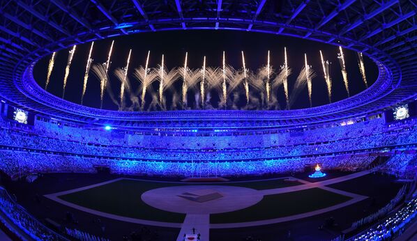 Салют на торжественной церемонии закрытия XXXII летних Олимпийских игр в Токио  - Sputnik Латвия